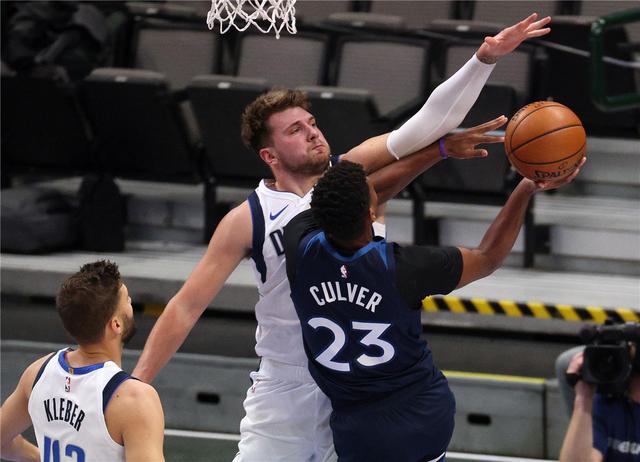 色的战术执 色的战术执